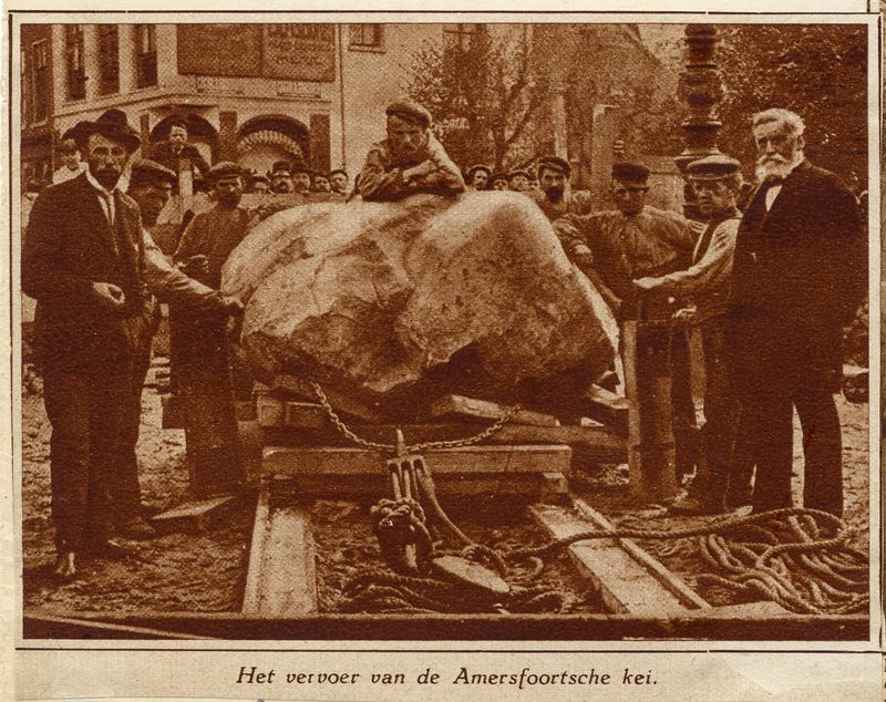 De Amersfoortse Kei wordt in 1903 op de Varkensmarkt uit de grond gehaald