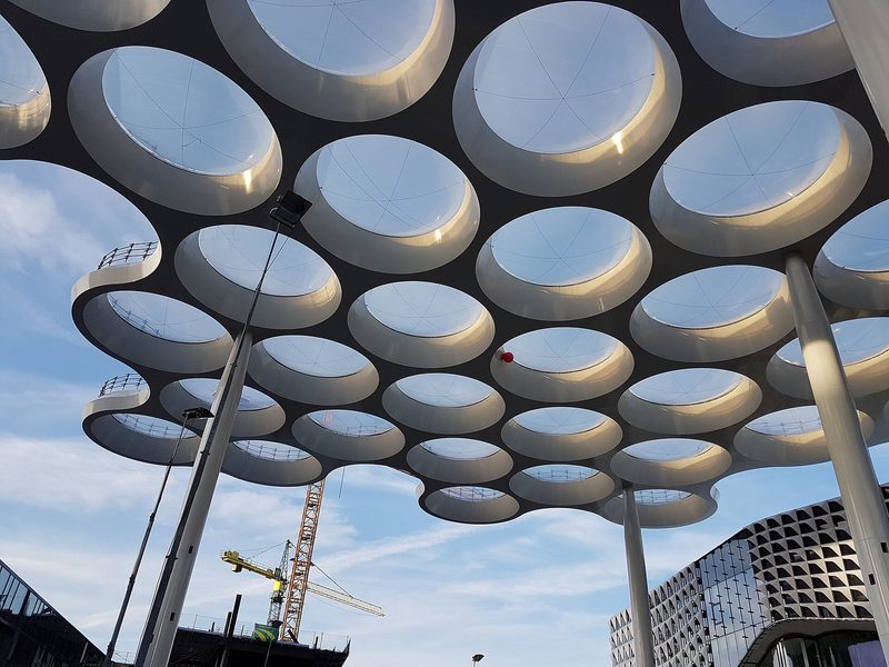 Het bollendak boven het busstation aan de Jaarbeurszijde van Utrecht Centraal