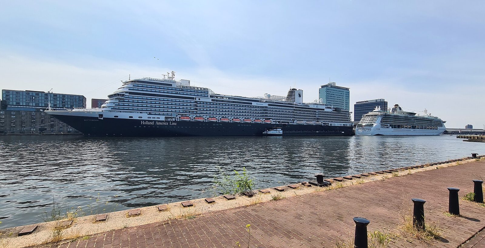 Cruiseschepen aan de Passenger Terminal Amsterdam aan het IJ