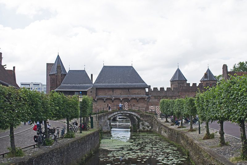 De Koppelpoort in Amersfoort, met de gracht ervoor