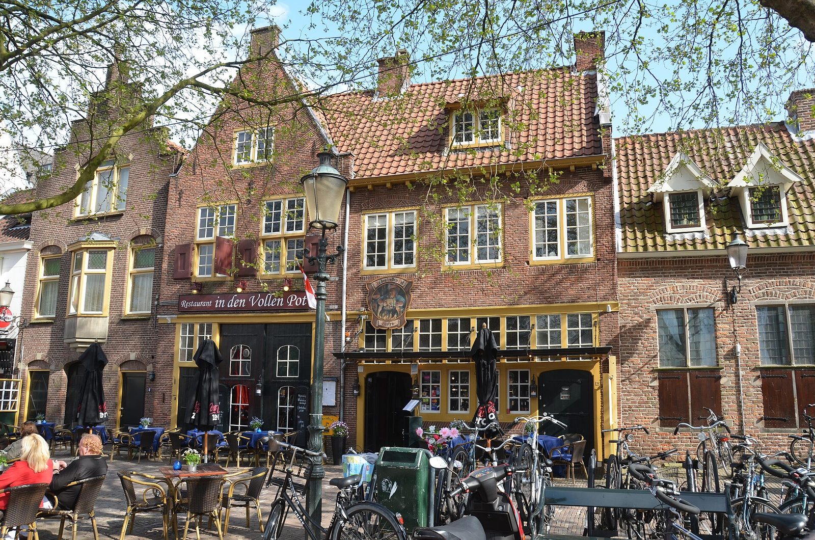 Terrassen op het Lieve Vrouwekerkhof in de binnenstad van Amersfoort