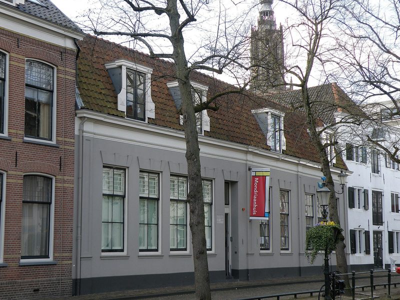 Het Mondriaanhuis aan de Kortegracht, met de Onze Lieve Vrouwetoren erachter