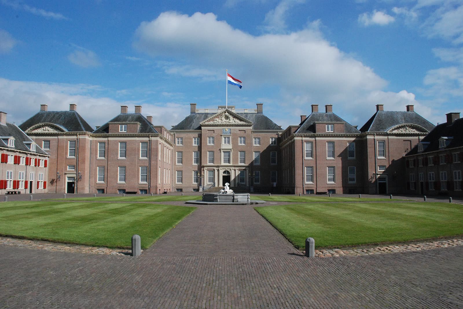 Paleis Het Loo in Apeldoorn, met het gazon en de fontein voor de ingang