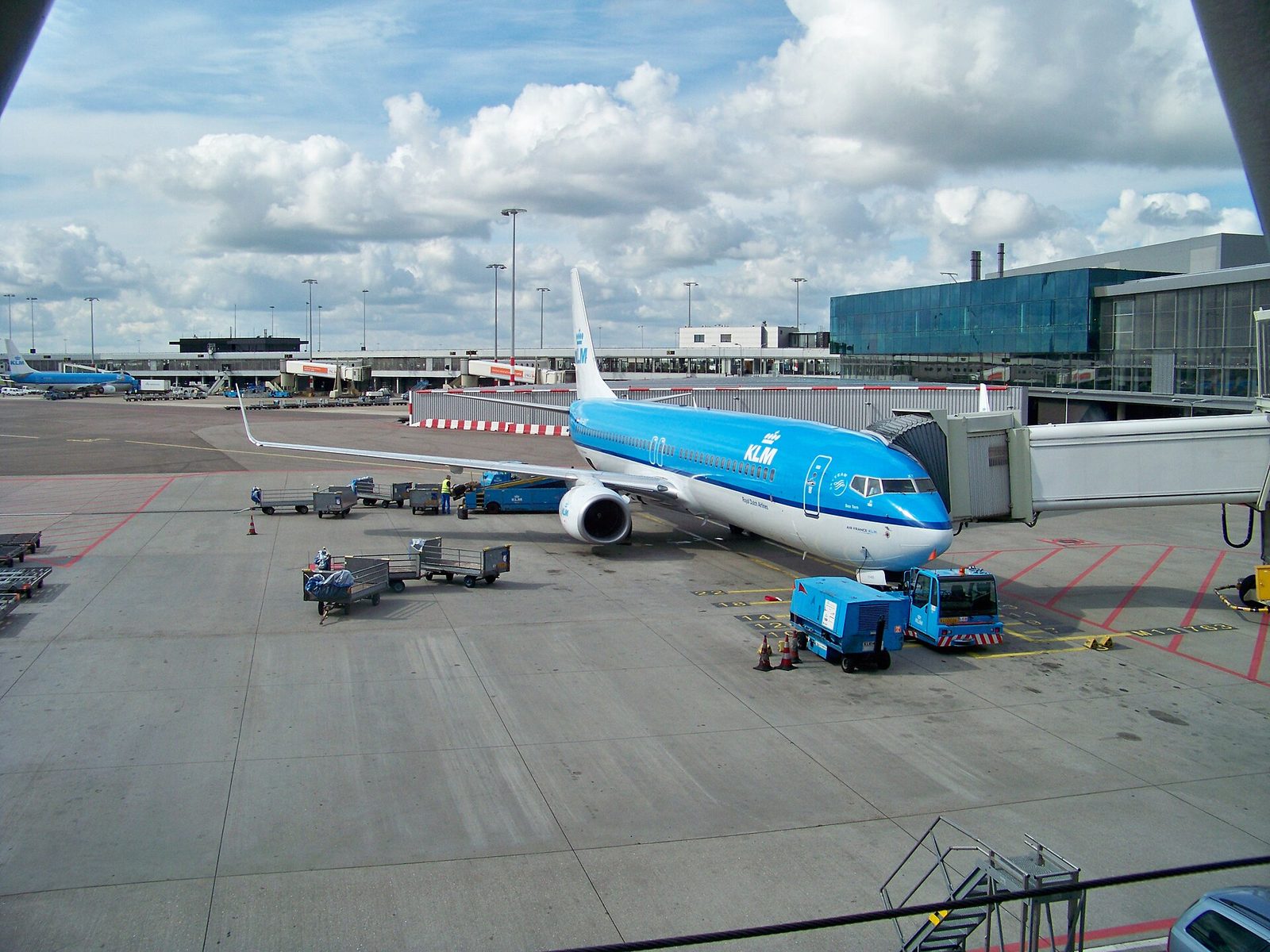 Een vliegtuig aan de gate op Schiphol