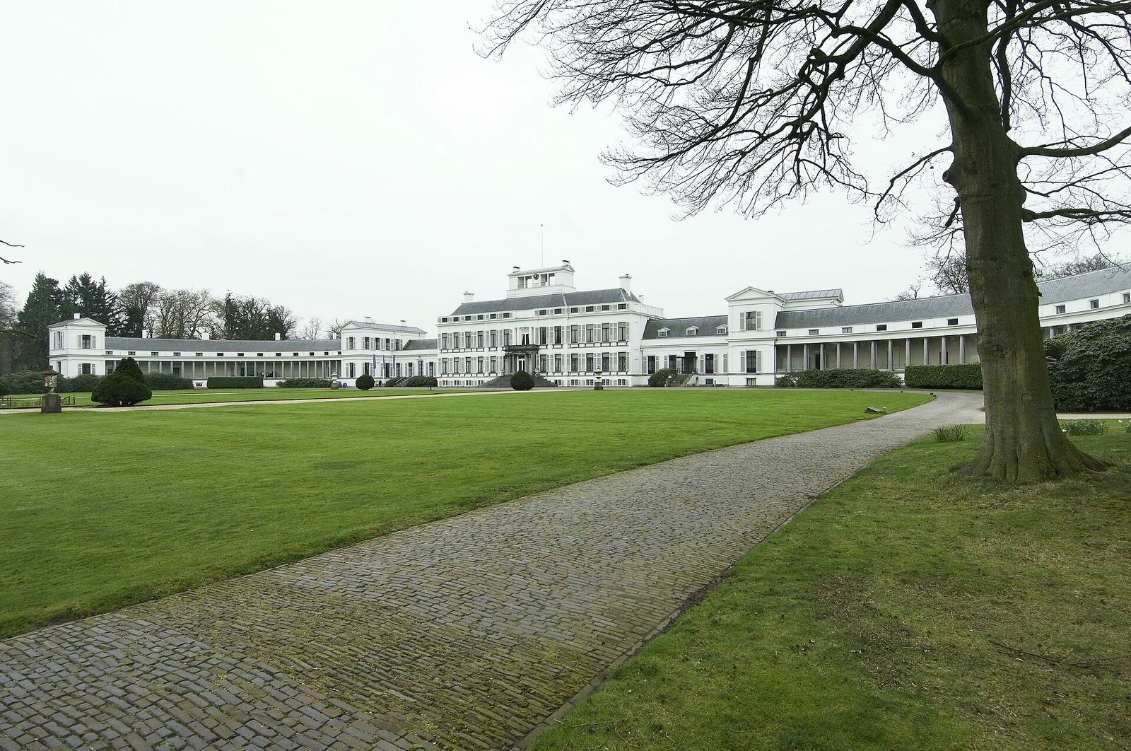 Paleis Soestdijk in Baarn, gezien over het gazon